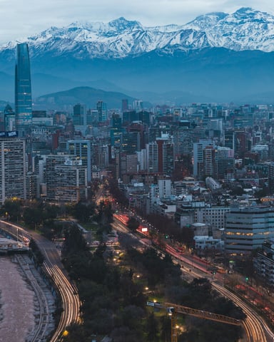 Panorama urbano de Santiago con los Andes al atardecer